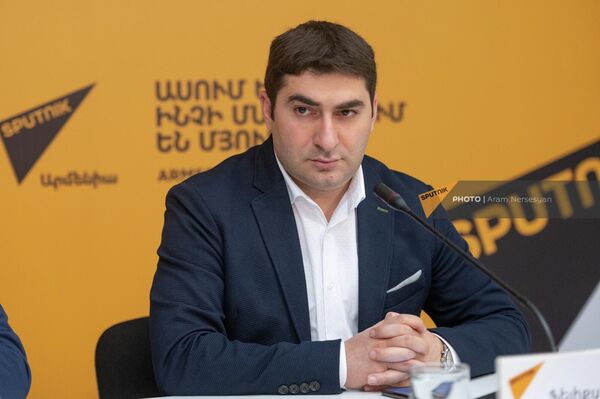 Директор государственного камерного оркестра Армении Феликс Бабурян на пресс-конференции, посвященной участию Государственного камерного оркестра Армении в фестивале камерных оркестров в Москве (16 мая 2022). Еревaн Директор государственного камерного оркестра Армении Феликс Бабурян на пресс-конференции, посвященной участию Государственного камерного оркестра Армении в фестивале камерных оркестров в Москве (16 мая 2022). Еревaн - Sputnik Армения