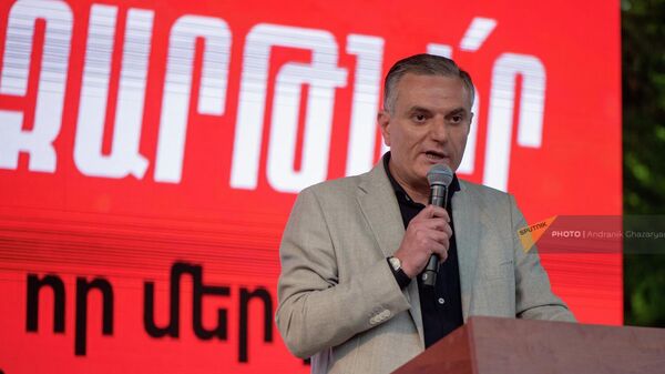 Артак Закарян выступает на митинге оппозиции в рамках акции неповиновения на площади Франции (15 мая 2022). Ереван - Sputnik Армения