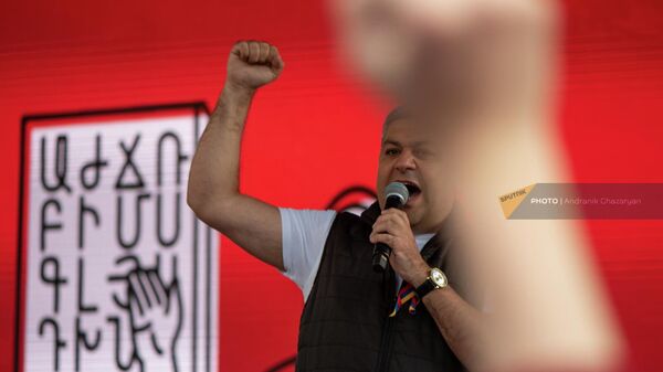 Артур Ванецян выступает на митинге оппозиции в рамках акции неповиновения на площади Франции (15 мая 2022). Ереван - Sputnik Армения