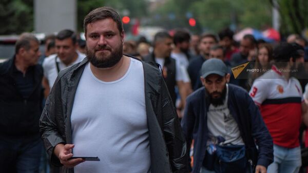 Блогер Мика Бадалян на митинге оппозиции в рамках акции неповиновения на площади Франции (15 мая 2022). Ереван - Sputnik Армения
