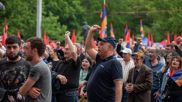 Участники митинга оппозиции в рамках акции неповиновения на площади Франции (15 мая 2022). Ереван - Sputnik Армения