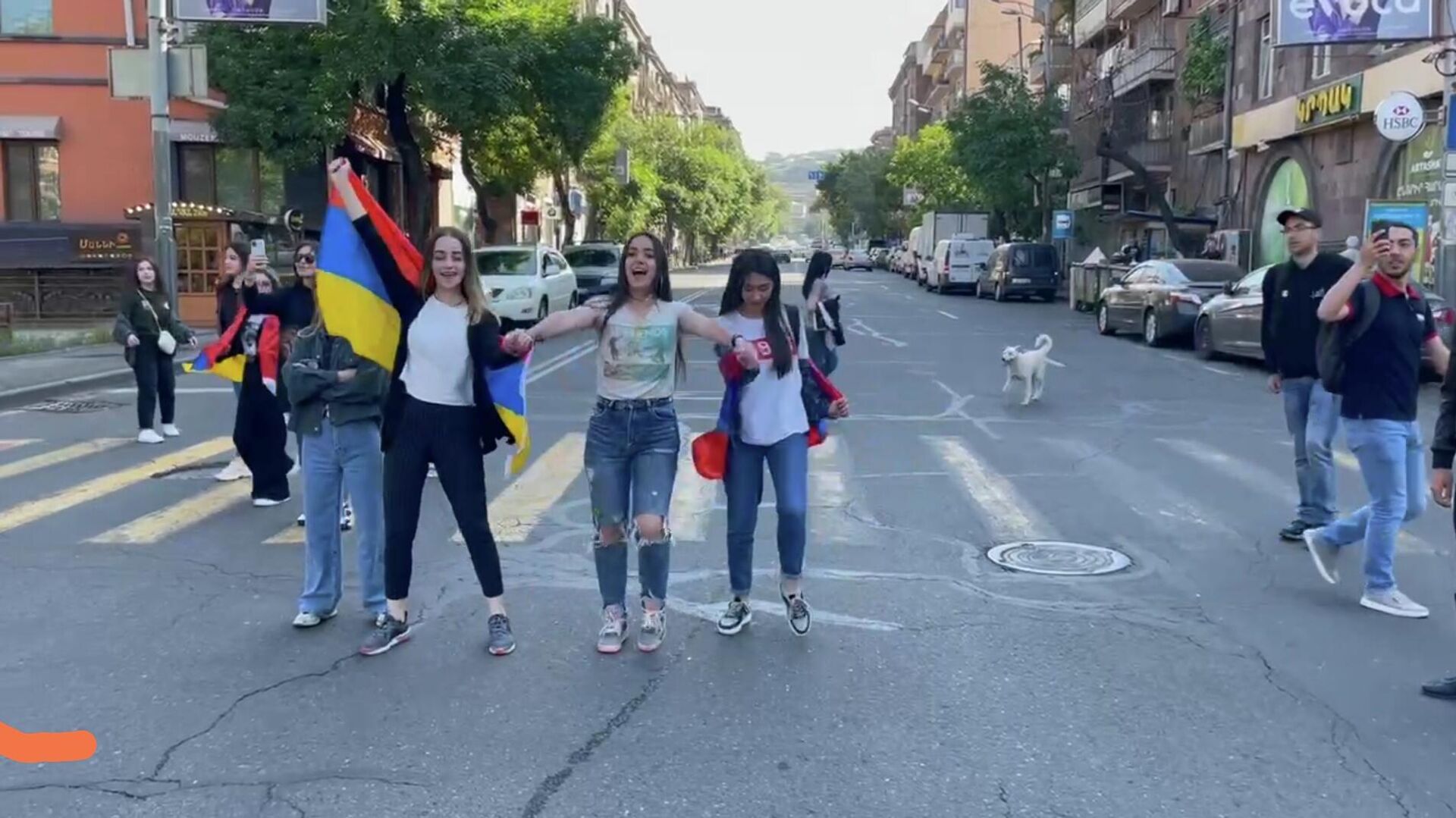 Активисты перекрыли движение не улице Налбандяна (17 мая 2022). Еревaн - Sputnik Армения, 1920, 17.05.2022