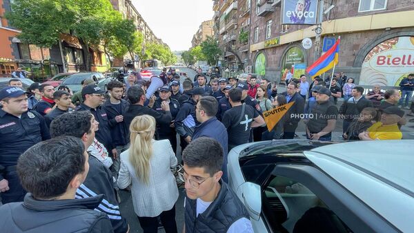 Ишхан Сагателян среди активистов акции неповиновения  (17 мая 2022). Еревaн - Sputnik Армения