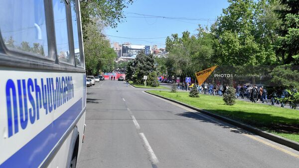 Участники одной из групп акции неповиновения на улице Саят-Нова (17 мая 2022). Еревaн - Sputnik Армения