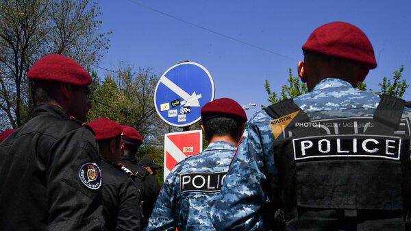 Полиция во время акции неповиновения (17 мая 2022). Еревaн - Sputnik Армения