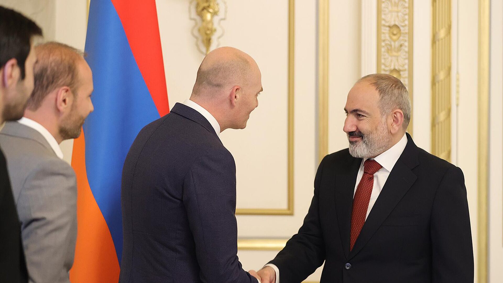 Премьер-министр Никол Пашинян принял исполнительного директора Ассоциации мировых торговых центров Робина ван Пуйенброка, основателя градостроительной инвестиционной компании РЕНШИН Эдуарда Марутяна и директора компании Левона Каспарова (17 мая 2022). Еревaн Премьер-министр Никол Пашинян принял исполнительного директора Ассоциации мировых торговых центров Робина ван Пуйенброка, основателя градостроительной инвестиционной компании РЕНШИН Эдуарда Марутяна и директора компании Левона Каспарова (17 мая 2022). Еревaн - Sputnik Армения, 1920, 17.05.2022
