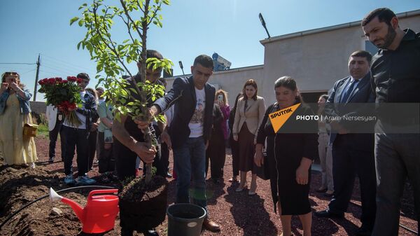 Посадка памятного дерева на открытии комнаты, названной в честь Кярама Слояна в реабилитационном центре Город героев (17 мая 2022). Прошян - Sputnik Армения