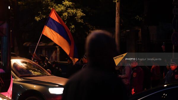 Машина с флагом Армении во время шествия оппозиции (17 мая 2022). Еревaн - Sputnik Армения