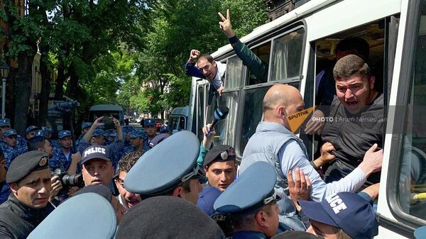 Задержанные активисты одной из групп оппозиции в полицейском автобусе (18 мая 2022). Еревaн - Sputnik Армения