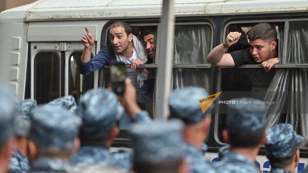 Задержанные активисты одной из групп оппозиции в полицейском автобусе (18 мая 2022). Еревaн - Sputnik Армения