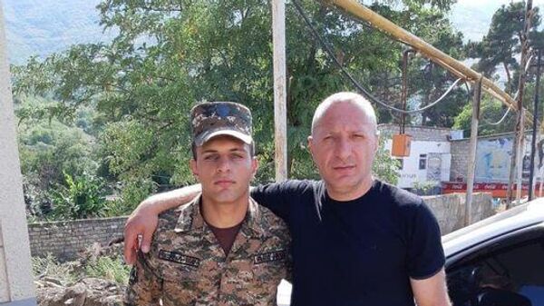 Мхитар Галеян с отцом Гариком Галеяном - Sputnik Армения