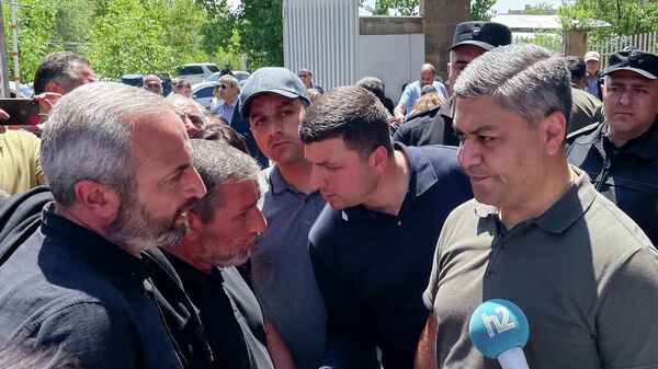 Артур Ванецян общается с прессой на акции родственников погибших военнослужащих (18 мая 2022). Еревaн - Sputnik Армения