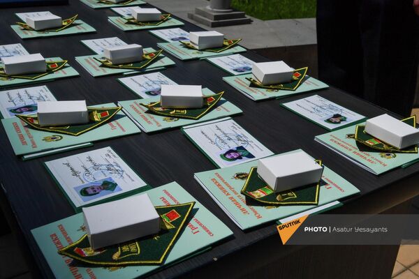 В Погрануправлении ФСБ РФ состоялась церемония принятия школьников в Юные друзья пограничников (18 мая 2022). Еревaн - Sputnik Армения