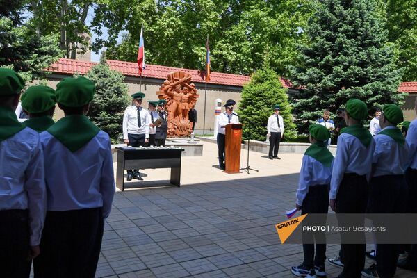 В Погрануправлении ФСБ РФ состоялась церемония принятия школьников в Юные друзья пограничников (18 мая 2022). Еревaн - Sputnik Армения