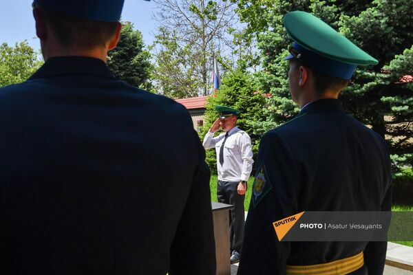 В Погрануправлении ФСБ РФ состоялась церемония принятия школьников в Юные друзья пограничников (18 мая 2022). Еревaн В Погрануправлении ФСБ РФ состоялась церемония принятия школьников в Юные друзья пограничников (18 мая 2022). Еревaн - Sputnik Армения