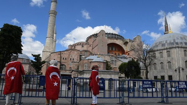 Жители с турецкими флагами у собора Святой Софии, который снова стал мечетью (10 июля 2020). Стамбул - Sputnik Армения