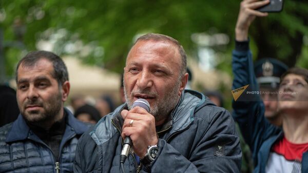 Гарик Галеян выступает перед участниками акции оппозиции и родными погибших в арцахской войне у здания Генпрокуратуры (12 мая 2022). Еревaн - Sputnik Армения