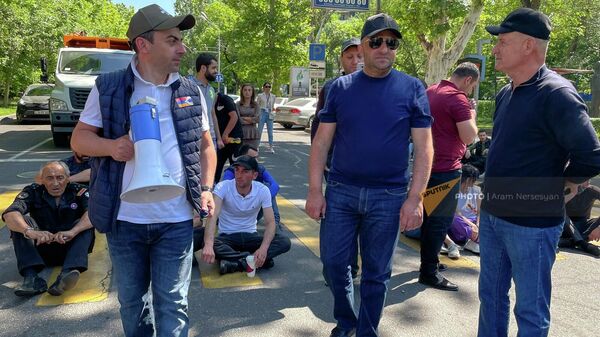 Участники акции неповиновения перекрыли движение на перекрестке улиц Терьяна и Московян (19 мая 2022). Еревaн - Sputnik Армения