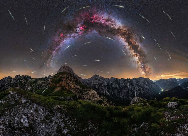 Снимок Perseid meteor shower on Mangart saddle фотографа из Словении Uroš Fink, вошедший в список 25 лучших фотографий конкурса 2022 Milky Way Photographer of the Year. - Sputnik Армения