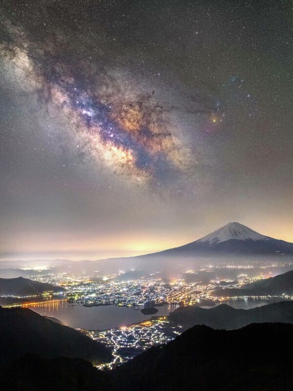 Снимок Mt. Fuji and the Milky Way over Lake Kawaguchi японского фотографа Takemochi Yuki , вошедший в список 25 лучших фотографий конкурса 2022 Milky Way Photographer of the Year. - Sputnik Армения