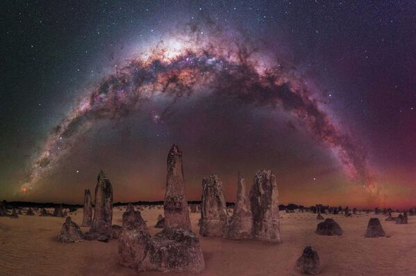 Снимок The Milky Way arching over The Pinnacles Desert австралийского фотографа Trevor Dobson, вошедший в список 25 лучших фотографий конкурса 2022 Milky Way Photographer of the Year. - Sputnik Армения