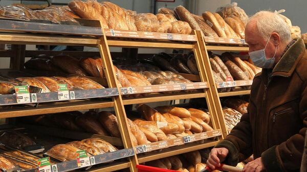 Покупатели в хлебном отделе гипермаркета - Sputnik Армения