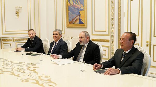 Премьер-министр Никол Пашинян встретился с участниками совещательного собрания по сотрудничеству с внепарламентскими политическими силами (19 мая 2022). Еревaн - Sputnik Армения