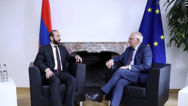 Министр иностранных дел Армении Арарат Мирзоян провел личную беседу с Верховным представителем ЕС по иностранным делам и политике безопасности Жозепом Боррелем (18 мая 2022). Брюссель - Sputnik Армения