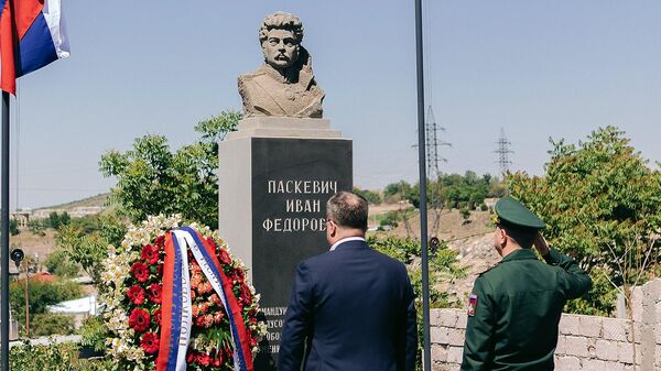 Усилиями Русского дома в Еревaне состоялось торжественное мероприятие у бюста генерала Паскевича (19 мая 2022). Еревaн - Sputnik Армения