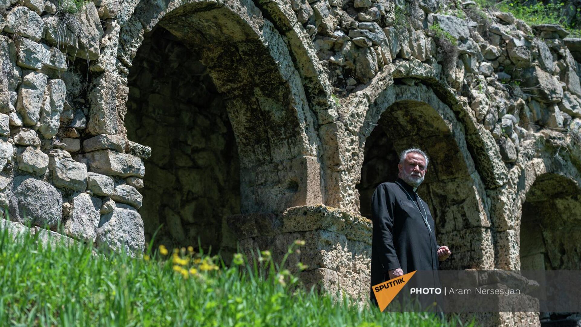 Отец Ованнес на фоне монастырского комплекса Акопаванк в Мартакертском районе Арцаха - Sputnik Армения, 1920, 22.05.2022
