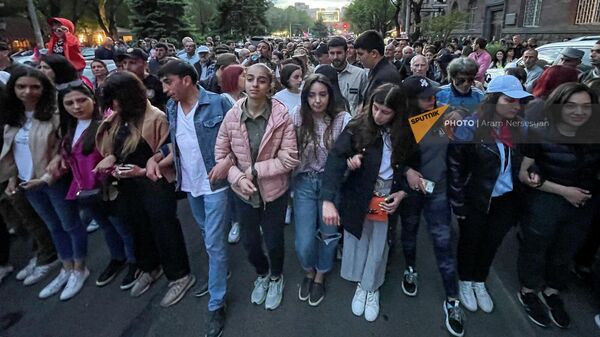 Участники шествия участников оппозиции в рамках акции неповиновения на проспекте Саят-Нова (19 мая 2022). Еревaн - Sputnik Армения