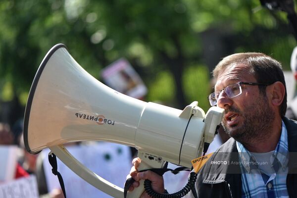 Оппозиционный депутат Гегам Манукян с громкоговорителем возглавляет акцию - Sputnik Армения