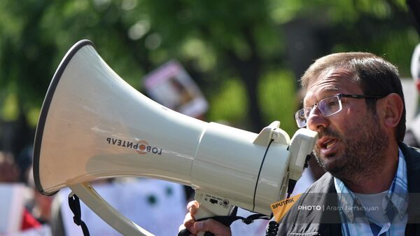 Гегам Манукян на акции протеста оппозиции напротив Баграмяна 26, приуроченной к визиту в Армению президента Литвы Гитанаса Науседы (20 мая 2022). Еревaн - Sputnik Армения
