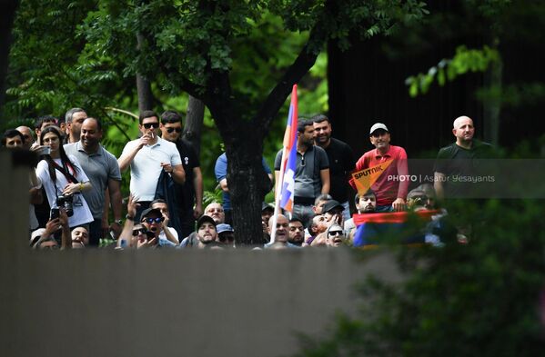 Участники акции протеста с флагами Арцаха - Sputnik Армения