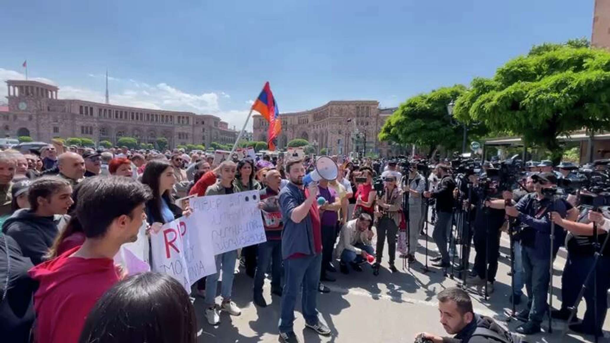 В армению пускают. Митинг Ереван 2018. Митинг в Армении 2018. Митинг оппозиции в Ереване. Протесты в Армении 2018.