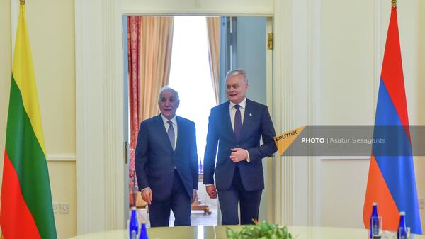 Президенты Армении и Литвы Ваагн Хачатурян и Гитанас Науседа на встрече (20 мая 2022). Еревaн - Sputnik Армения