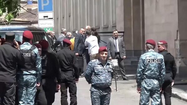 Пашинян вошел в Armenia Marriott под свист и выкрики Никол- предатель - Sputnik Армения