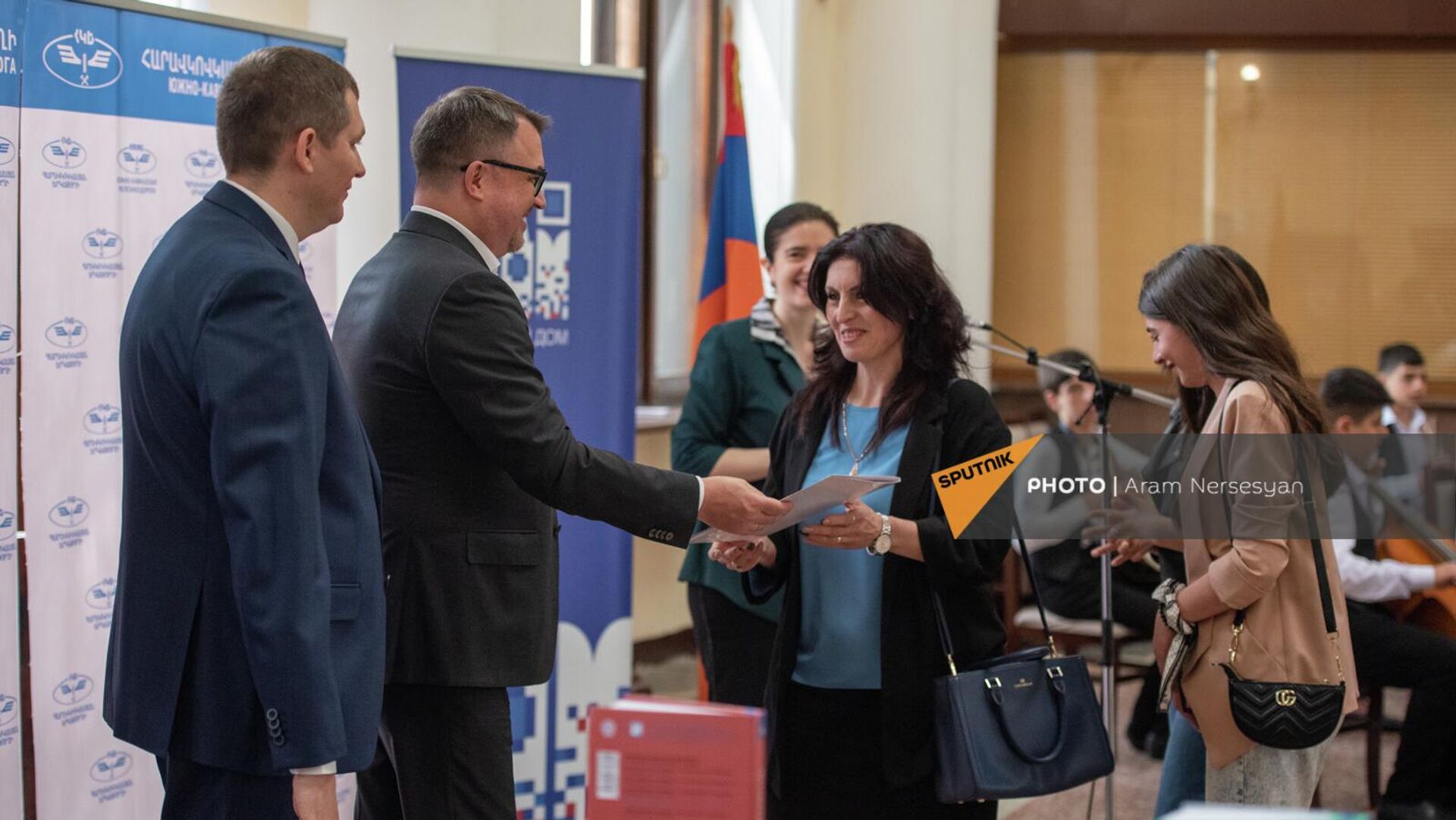 «Ռոսսոտրուդնիչեստվոյի» տնօրենի տեղակալ Օլեգ Շչուկինը եւ «Ռուսական տան» ղեկավար Վադիմ Ֆեֆիլովը գրքեր են հանձնում դպրոցներին «Ռոսսոտրուդնիչեստվոյի» տնօրենի տեղակալ Օլեգ Շչուկինը եւ «Ռուսական տան» ղեկավար Վադիմ Ֆեֆիլովը գրքեր են հանձնում դպրոցներին - Sputnik Արմենիա, 1920, 20.05.2022