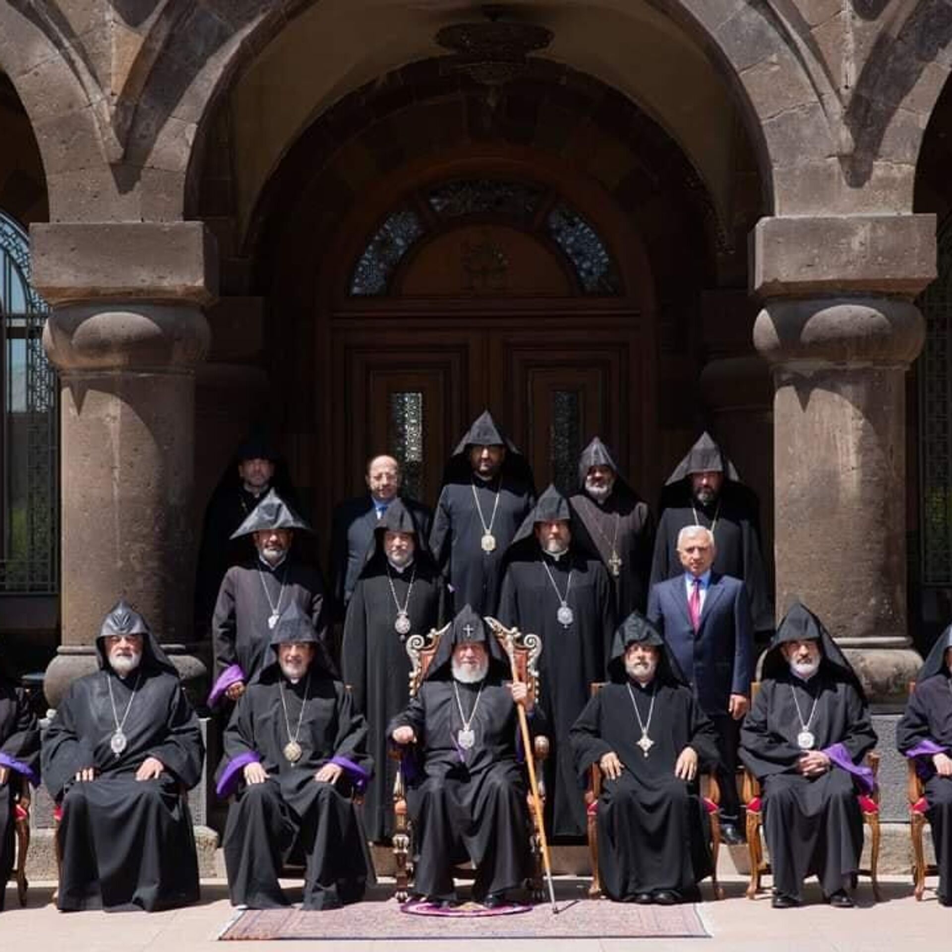 Поименно члены Верховный духовный совет армянской церкви