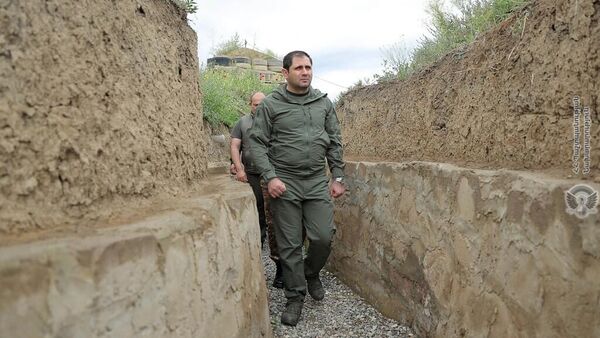 В рамках рабочего визита в 3-е армейское войсковое объединение министр обороны РА Сурен Папикян посетил ряд воинских частей и боевых позиций (20 мая 2022). - Sputnik Армения