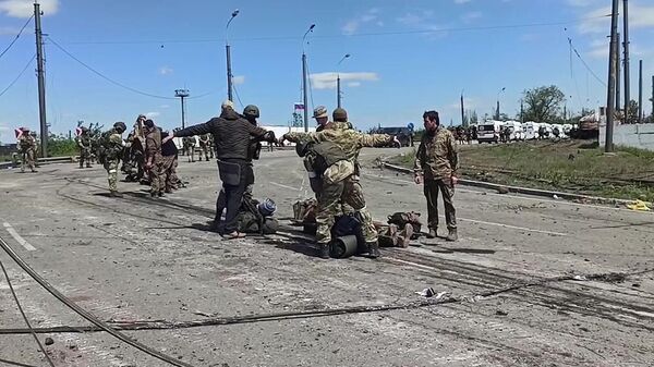 Ռուս զինվորականները ստուգում են գերի հանձնվող ուկրանացի զինծառայողներին ու նեոնացիստներին «Ազովստալի» տարածքում - Sputnik Արմենիա