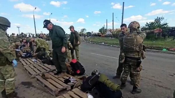 Первые кадры выхода последних украинских боевиков с Азовстали. - Sputnik Армения