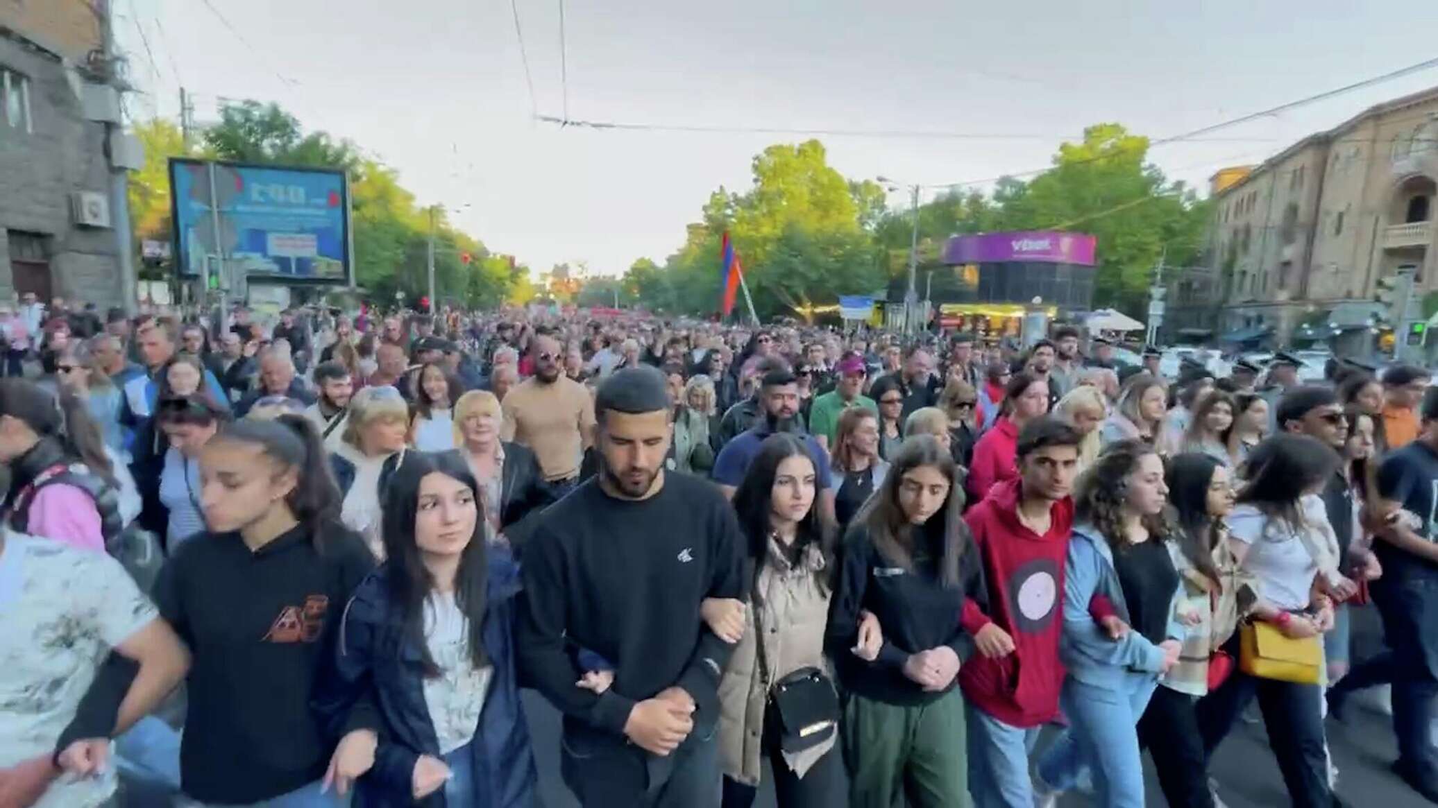 Новости армении сегодня спутник. Протесты в Ереване. Протесты в Армении 2022. Ишхан Сагателян митинги протеста. Армяне в России.