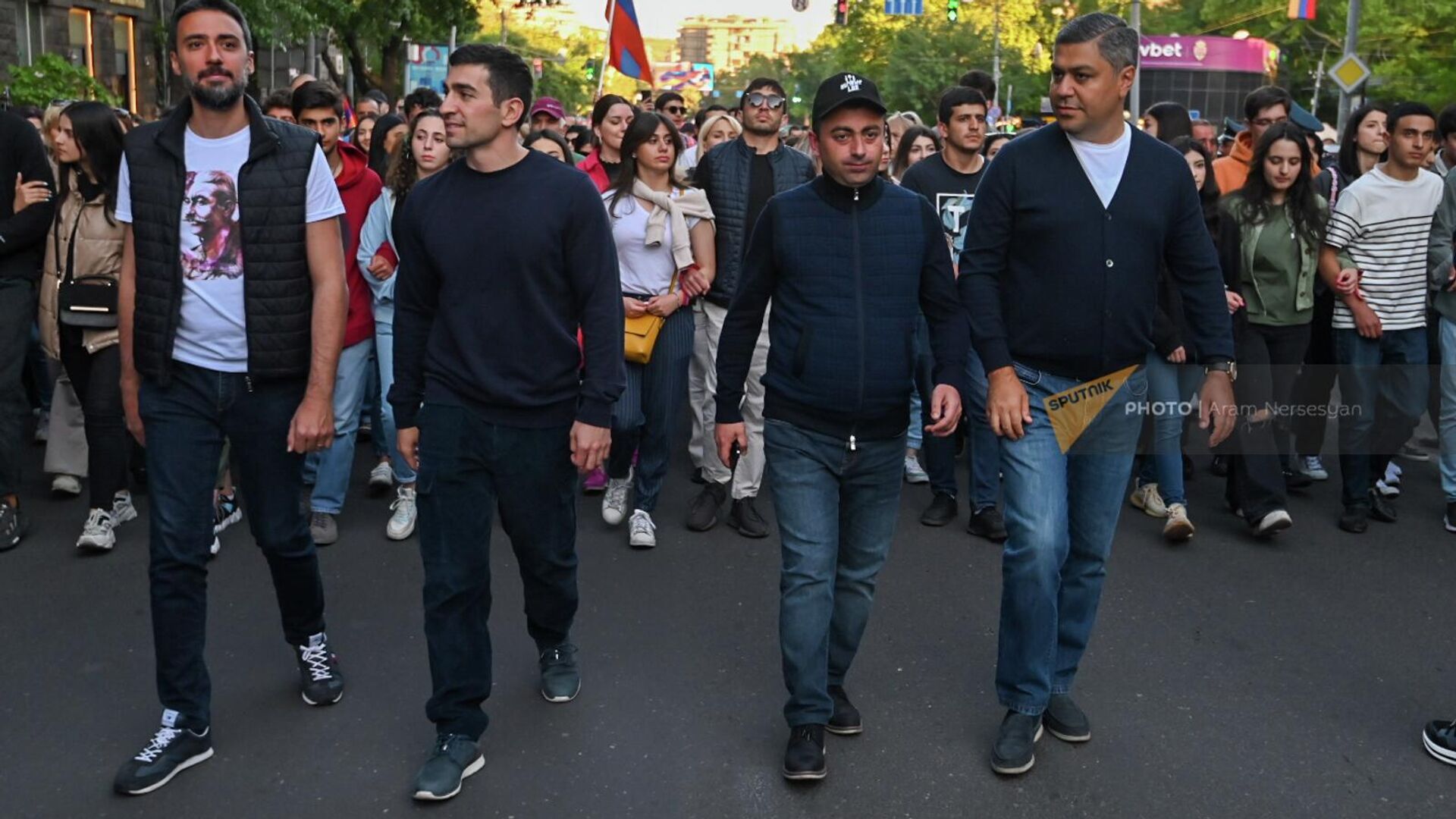 Шествие оппозиции после митинга на площади Франции (21 мая 2022). Еревaн - Sputnik Армения, 1920, 02.06.2022