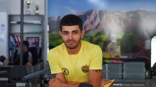 Участник 44-дневной войны и чемпион Европы по армрестлингу Саркис Арутюнян в спортзале - Sputnik Армения