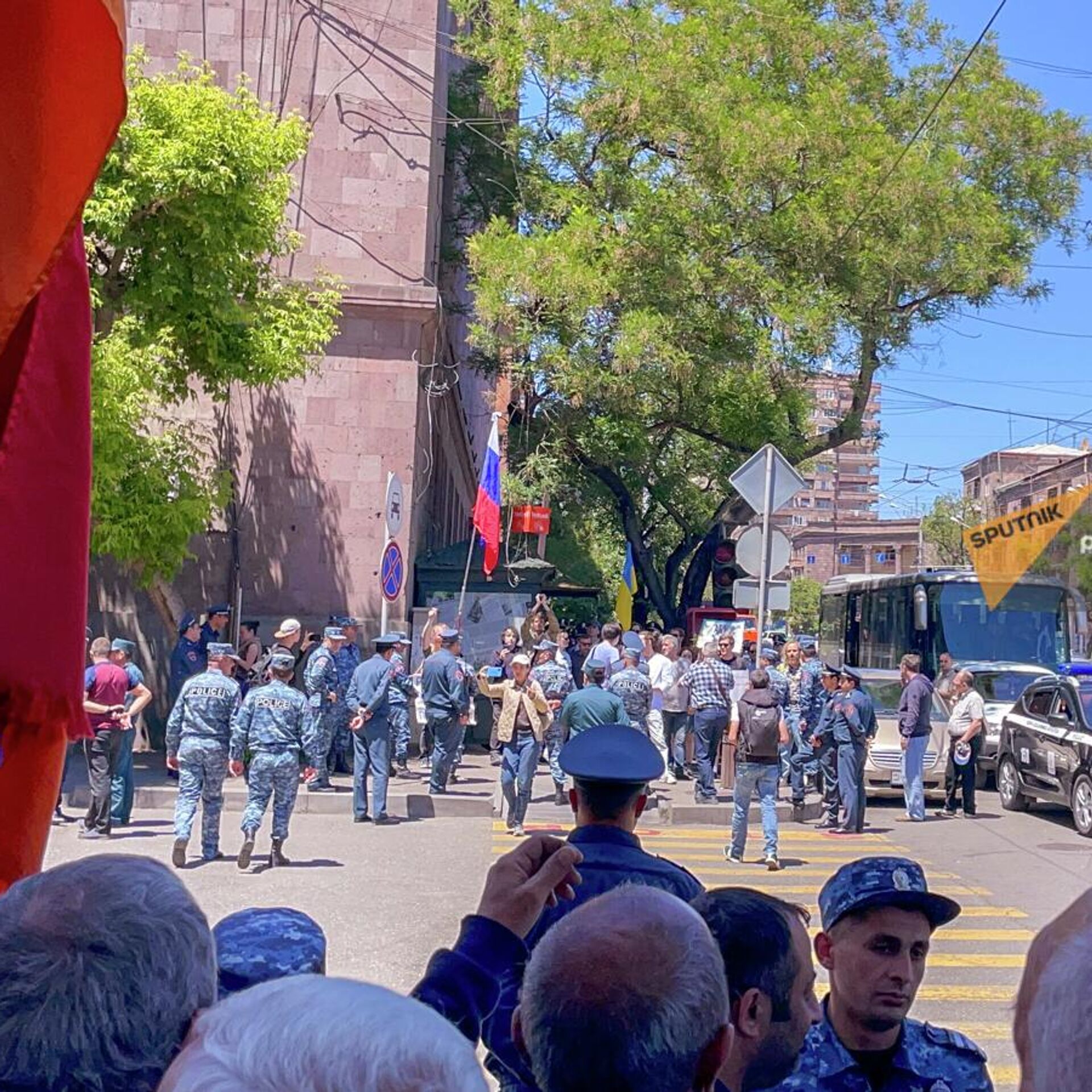 Ереван акции. Ереван митинг у российского посольства. Митинг в Ереване в поддержку Украины. Антироссийский митинг в Ереване. Антироссийские митинги в Ереване 2022.