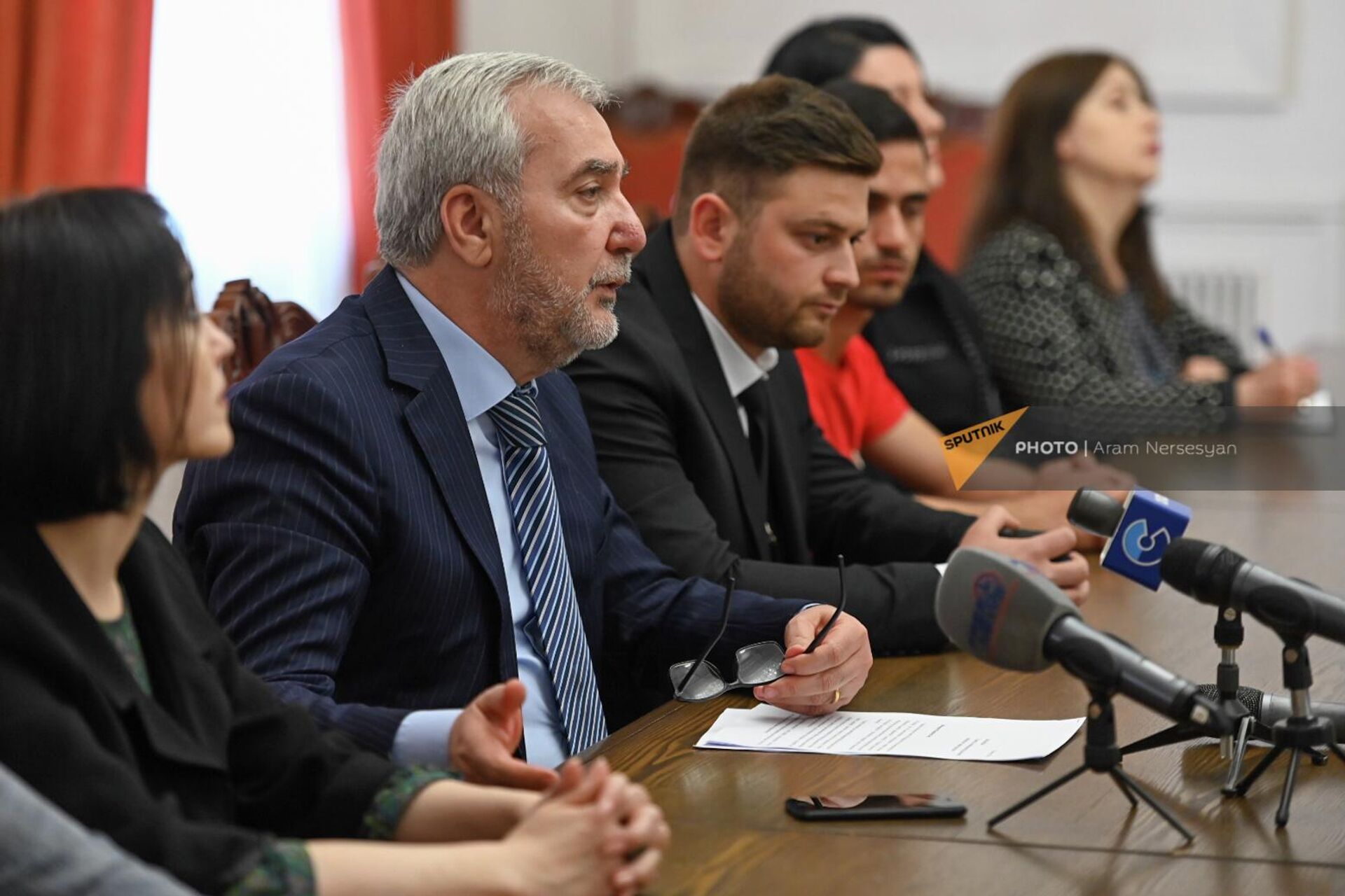 Депутат фракции “Гражданский договор” Андраник Кочарян на встрече с первой группой военнослужащих, отравляющейся на паломничество в Израиль (23 мая 2022). Еревaн Депутат фракции “Гражданский договор” Андраник Кочарян на встрече с первой группой военнослужащих, отравляющейся на паломничество в Израиль (23 мая 2022). Еревaн - Sputnik Армения, 1920, 23.05.2022