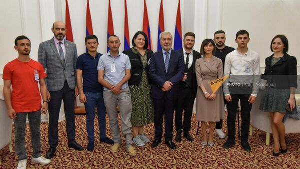Депутаты на встрече с первой группой военнослужащих, отравляющейся на паломничество в Израиль (23 мая 2022). Еревaн - Sputnik Армения