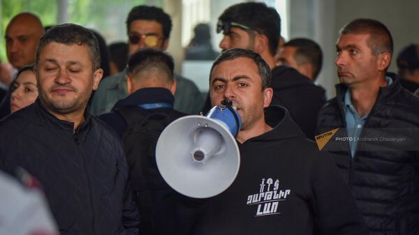 Ишхан Сагателян обращается к заблокировавшим входы правительственного здания активистам (24 мая 2022). Еревaн - Sputnik Армения