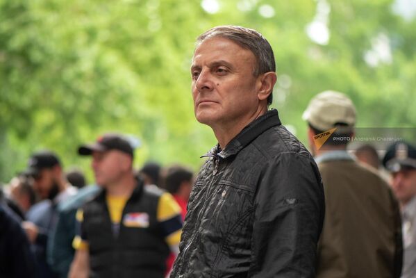 Экс-начальник полиции Валерий Осипян среди активистов   - Sputnik Армения